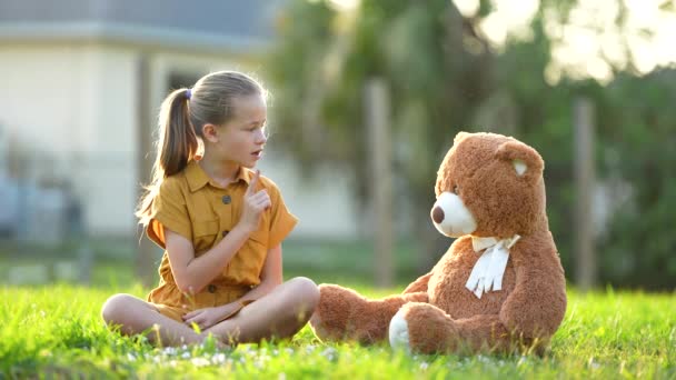 Menina Criança Infeliz Ter Uma Discussão Com Seu Amigo Ursinho — Vídeo de Stock