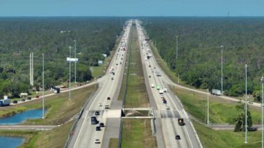 Sarasota, Florida 'daki Amerikan otobanından yoğun trafik yoğunluğu ve yoğun trafik saatleri. ABD ulaştırma altyapı kavramı.