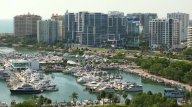 ABD 'nin Florida kentindeki Sarasota şehrinin merkezindeki yüksek binaların manzarası. Körfez marinası birçok pahalı yat ve motorlu tekne barındırır. Ticari finans bölgesiyle Amerikan megapolis.