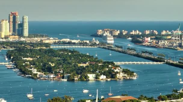 フロリダのマイアミビーチ近くのパームアイランドの裕福な地区には 高価なウォーターフロントハウスと多くのセーリングヨットがあります 大型クルーズ船が港を出発する アメリカの旅行先 — ストック動画