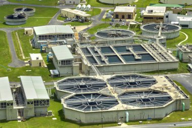 Kentsel atık su arıtma tesisindeki modern su temizleme tesisinin havadan görüntüsü. İstenmeyen kimyasalların, askıya alınmış katı maddelerin ve gazların kirlenmiş sıvılardan çıkarılması süreci.