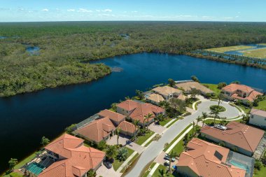 Doğal afet sonrası. Florida yerleşim bölgesinde Ian kasırgası ile sel basmış evler..