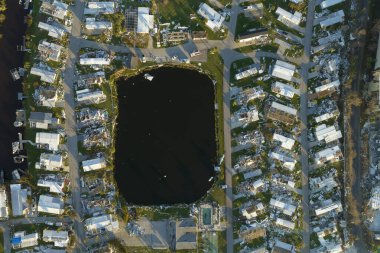 Florida gezici ev bölgesinde güçlü kasırga rüzgarları tarafından yıkılan banliyö evleri. Doğal afetin sonuçları..