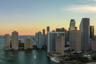 Florida, ABD 'de Miami Brickell şehir merkezinin akşam manzarası. Modern Amerikan megapolis 'inde karanlık yüksek gökdelen binaları olan gökyüzü..