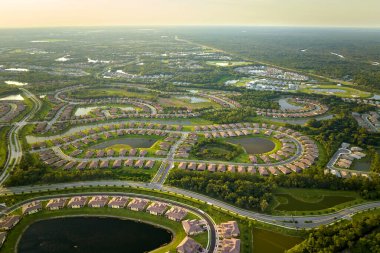 Florida 'nın kapalı banliyö bölgesindeki su baskınlarını önlemek için sıkıca yerleştirilmiş aile evlerinin hava görüntüsü. Amerikan banliyölerinde gayrimenkul geliştirme.