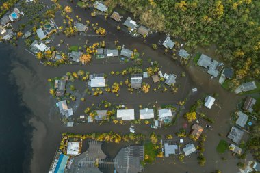 Doğal afet sonrası. Florida yerleşim bölgesinde Ian kasırgası ile sel basmış evler..