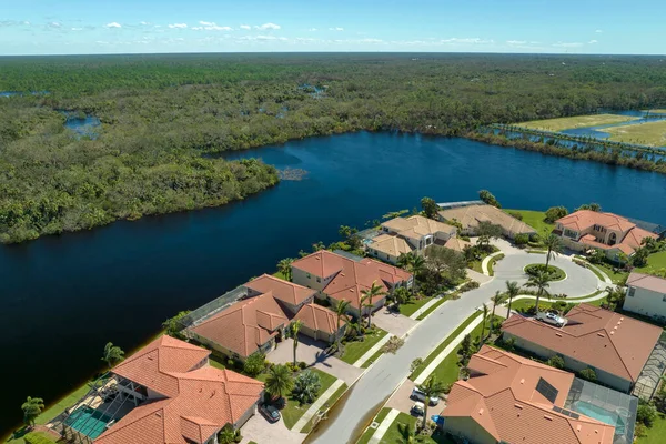 Doğal afet sonrası. Florida yerleşim bölgesinde Ian kasırgası ile sel basmış evler..