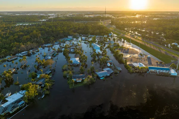 Florida yerleşim bölgesindeki Ian kasırgasından sonra evlerin etrafını su basmış. Doğal afetin sonuçları..