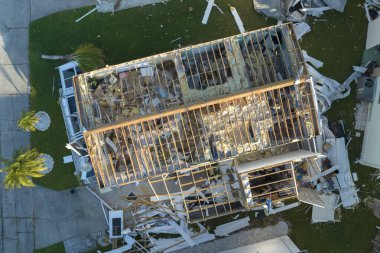 Güçlü kasırgalardan kaynaklanan mülk hasarı. Florida 'da yıkık dökük çatıları olan mobil evler. Doğal afetin sonuçları..