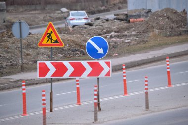Şehir caddesinde yol çalışması trafik işaretlerini uyardı.