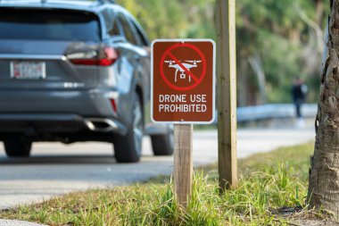 Sign prohibiting use of quadcopters in national park no drone area. Warning notice for using UAV.