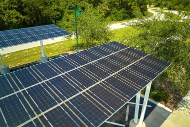 Park yerinin üzerine temiz enerjinin etkin üretimi için park edilmiş arabalar için güneş panelleri yerleştirildi.