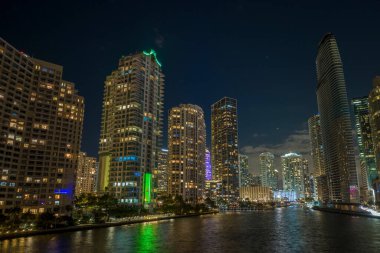 Florida, ABD 'nin Miami Brickell semtindeki yüksek gökdelen binalarının yukarıdan görüntüsü. Amerikan megapolis 'i ve geceleri finans bölgesi..