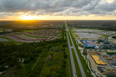 İnşaat halindeki ahşap çatı kirişleri ile tamamlanmamış apartman dairelerinin üstünden bak. ABD banliyölerinde konut geliştirme. ABD 'de emlak piyasası.