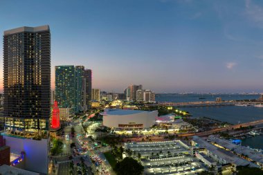 Miami Brickell 'in şehir merkezindeki hava görüntüsü, Florida, ABD' de. Modern Amerikan megapolis 'indeki yüksek ticari ve meskun gökdelen binaları.