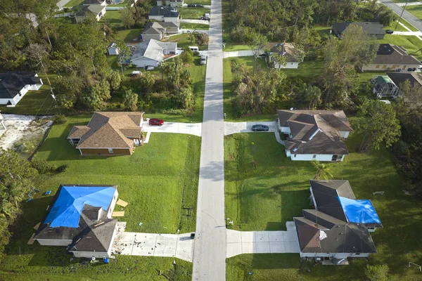 Luftaufnahme Von Beschädigten Dächern Hurrikan Ian Häuser Mit Blauer Schutzplane — Stockfoto