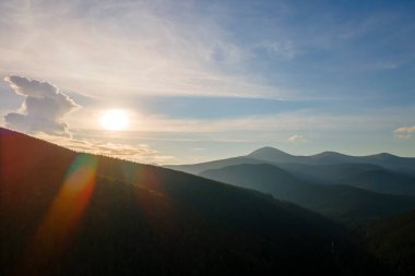 Gün batımında puslu tepeleri ve sisli vadisi olan güzel dağ panoramik manzarası.