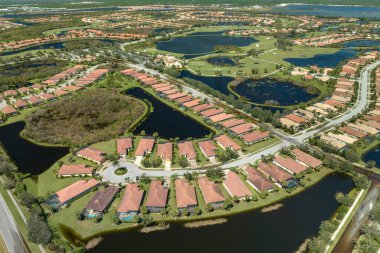 Florida yerleşim bölgesinde Ian kasırgası ile sel basmış evler. Doğal afetin sonuçları..