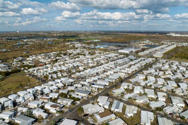 Kasırga sezonundan sonra Florida 'nın güneybatı bölgesi. Kırsal yerleşim alanındaki çökmüş ve hasar görmüş mobil evler. Şiddetli doğal afetin sonuçları.