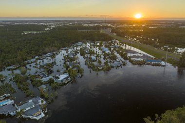Florida yerleşim bölgesindeki Ian kasırgasından sonra evlerin etrafını su basmış. Doğal afetin sonuçları..