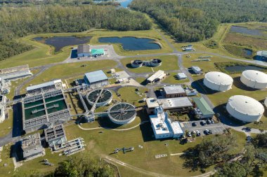 Kentsel atık su arıtma tesisinde modern su temizleme tesisi. İstenmeyen kimyasalların, askıya alınmış katı maddelerin ve gazların kirlenmiş sıvılardan çıkarılması süreci.