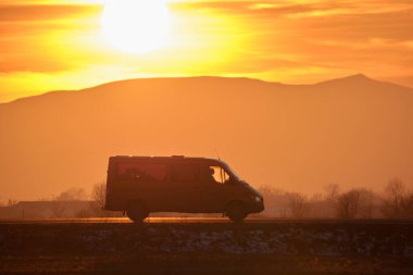 Otobanda mal taşıyan küçük bir kargo minibüsü. Teslimat ulaşım ve lojistik kavramı.