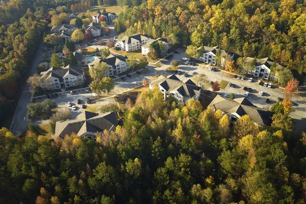 Sonbahar mevsiminde Güney Carolina banliyölerinde sarı ağaçlar arasındaki yeni apartman dairelerinin hava manzarası. Amerikan banliyölerinde gayrimenkul geliştirme.