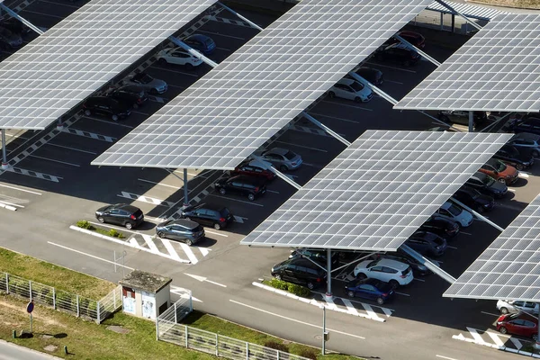Otoparkın üzerine temiz enerjinin etkin üretimi için park etmiş arabaların güneş panelleri yerleştirildi..