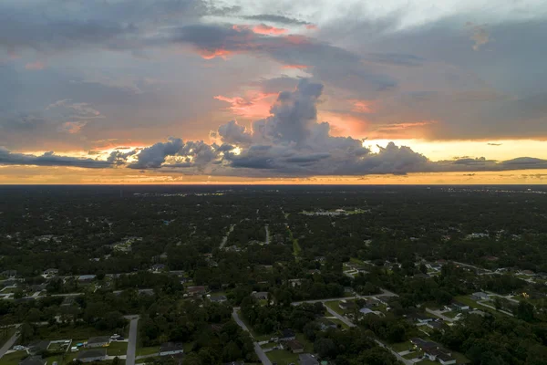 Ввечері Тихому Житловому Районі Флориди Видніється Краєвид Приміський Краєвид Приватними — стокове фото