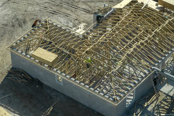 Construtores Profissionais Que Trabalham Construção Telhado Casa Suburbana Inacabada Com — Fotografia de Stock