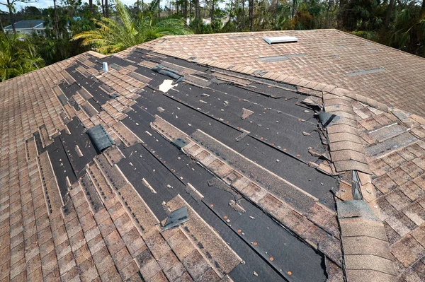 Uszkodzony Wiatrem Dach Domu Brakującymi Gontami Asfaltowymi Huraganie Ian Florydzie — Zdjęcie stockowe