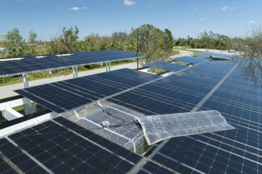 Elektrikli taşıt şarjı için yeşil ekolojik elektrik üretmek amacıyla garaj çatısına monte edilen rüzgar fotovoltaik güneş panelleri tarafından tahrip edildi. Florida 'daki doğal afet sonuçları.