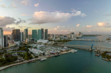 Florida, ABD 'de Miami Brickell şehir merkezinin akşam manzarası. Modern Amerikan megapolis 'inde karanlık yüksek gökdelen binaları olan gökyüzü..