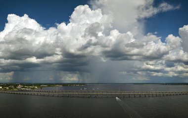 Şiddetli fırtına Punta Gorda ve Port Charlotte 'u Barış Nehri' ne bağlayan trafik köprüsüne yaklaşıyor. Florida 'da yağmur mevsiminde araba kullanmak için kötü hava koşulları.
