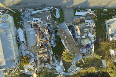 Güçlü kasırgalardan kaynaklanan mülk hasarı. Florida 'da yıkık dökük çatıları olan mobil evler. Doğal afetin sonuçları..