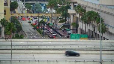 Tampa, Florida 'da yoğun saatlerde yavaş sürüş yapan arabaların bulunduğu geniş otoyolun üstünde. ABD ulaştırma altyapı kavramı.