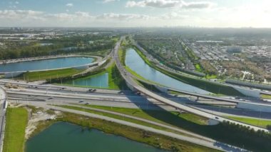 Miami, Florida 'da trafiğin yoğun olduğu saatlerde Amerikan otoyolunun yavaş sürüş arabalarıyla kesiştiği yerin havadan görüntüsü. ABD ulaşım altyapısının üstünden görüntüle.