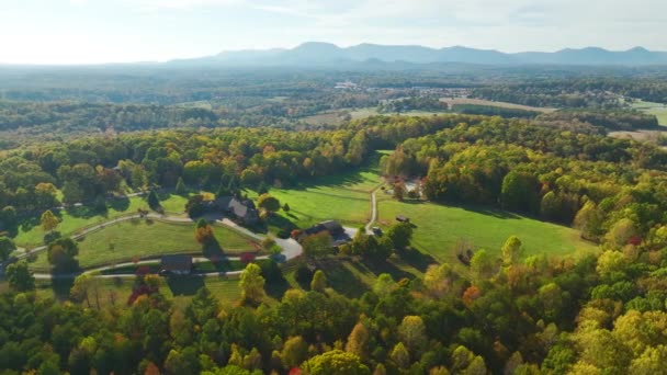 北卡罗莱纳州农村被农田和密林环绕的豪华大房子的空中景观 — 图库视频影像