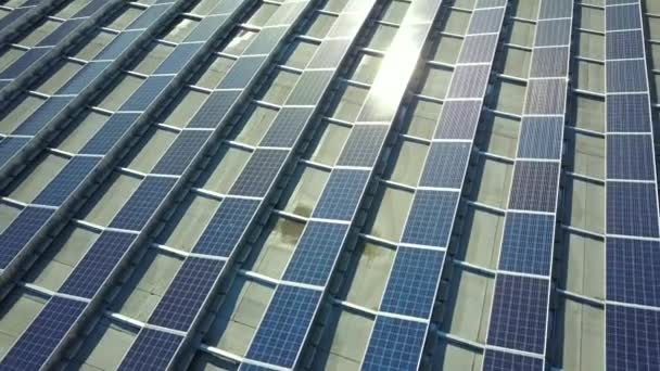 Vista Aérea Paneles Solares Fotovoltaicos Azules Montados Techo Edificio Industrial — Vídeo de stock