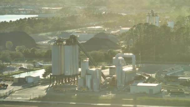 Flygfoto Betongblandningsfabrik Industriområde Med Cementtruckar Och Tung Byggnadsutrustning — Stockvideo