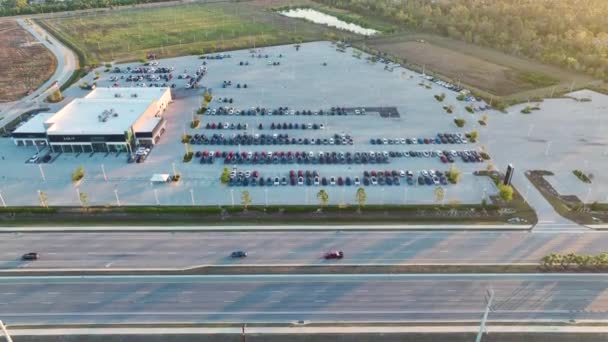 Luchtfoto Van Dealer Parkeerplaats Met Veel Gloednieuwe Auto Koop Buurt — Stockvideo