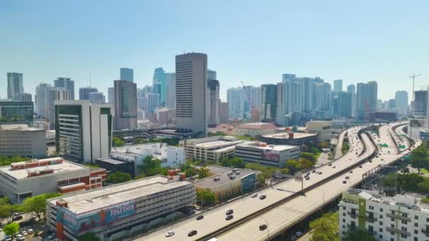 Amerikanische Innenstadt Mit Breiten Autobahnkreuzungen Miami Florida Wolkenkratzer Über Der — Stockvideo