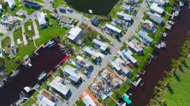 Florida yerleşim bölgesindeki Ian kasırgasından sonra ağır hasar görmüş mobil evler. Doğal afetin sonuçları..