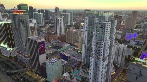 美国金融区的大都市 美国佛罗里达州迈阿密布里克尔商业区的混凝土和玻璃摩天大楼在日落时分的景象 — 图库视频影像