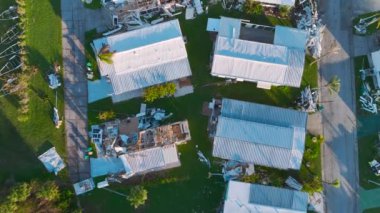 Florida yerleşim bölgesindeki Ian kasırgasından sonra ağır hasar görmüş mobil evler. Doğal afetin sonuçları..