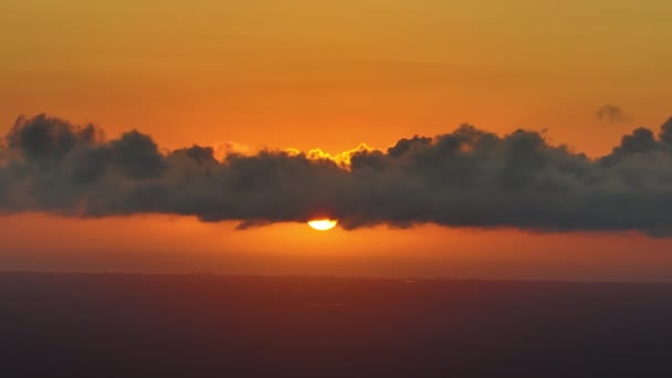 Tramonto Luminoso Con Sole Tramonto Dietro Vivide Nuvole Arancioni Gialle — Video Stock
