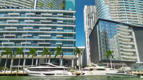 美国佛罗里达州迈阿密布里克凯尔市中心的混凝土摩天大楼和玻璃摩天大楼之间有豪华游艇 阳光明媚的日子里与商业金融区的美国大都市 — 图库视频影像