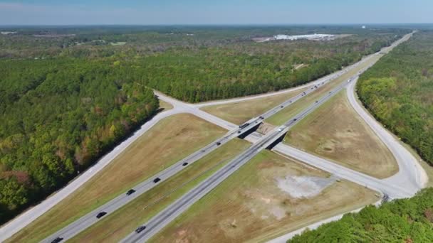 在高速行驶的交通车辆和卡车的道路上高速公路出口交叉口的高程视图 美国州际交通运输基础设施 — 图库视频影像