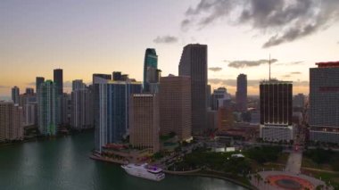 Florida, ABD 'de Miami Brickell şehir merkezinin akşam manzarası. Modern Amerikan megapolis 'inde karanlık yüksek gökdelen binaları olan gökyüzü..