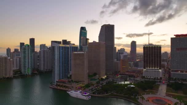 Kvällslandskap Centrala Miami Brickell Florida Usa Skyline Med Mörka Höga — Stockvideo